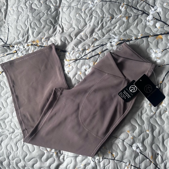 Move Theology Brown Capri Leggings Size Medium - Picture 3 of 6